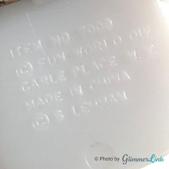 Vintage Fun World Division Winter Holiday Green Scarf Snowman Plastic Brooch Pin - Picture 6 of 7